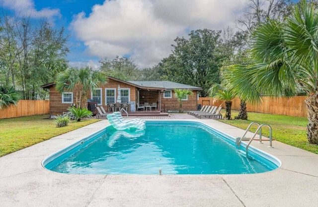 Beautiful renovated cottage. Big backyard w/Pool