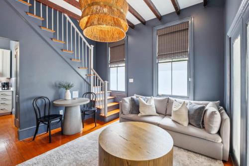 Beautiful Renovated Apartment One Block from King