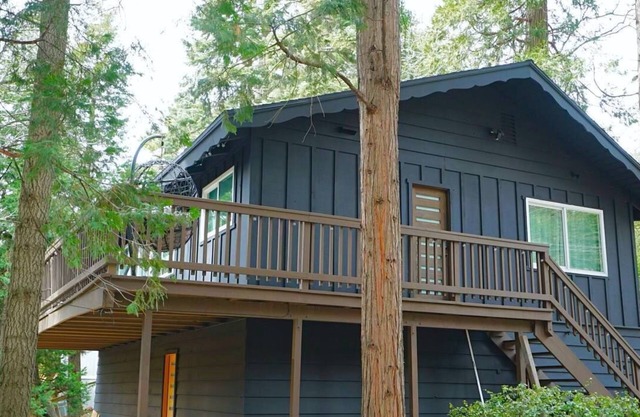 Beautiful Renovated Cozy Forest Home in Crestline with Hot Tub