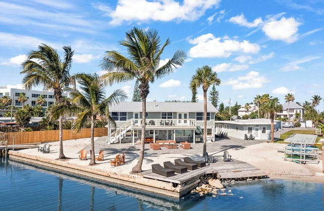 Beautiful Riverfront Resort W/Steps from Private Beach Access & Perfect Setting for Events