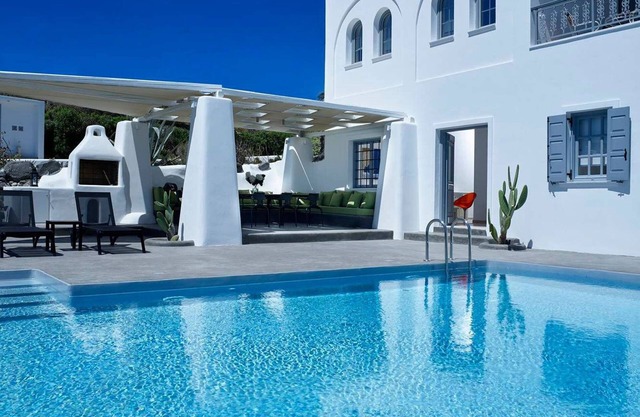 Beautiful Santorini Villa | 6 Bedrooms.