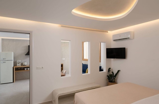 Beautiful Santorini Suite | Luxury Suite with Private Hot Tub | Elia