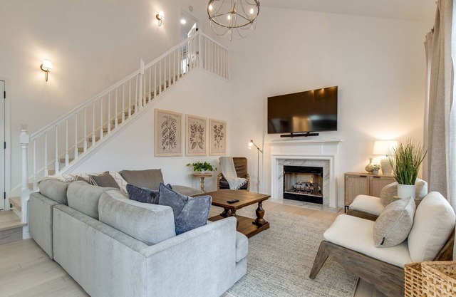 Beautiful, Sleek, and Modern 4 bdr Home Away from Home!