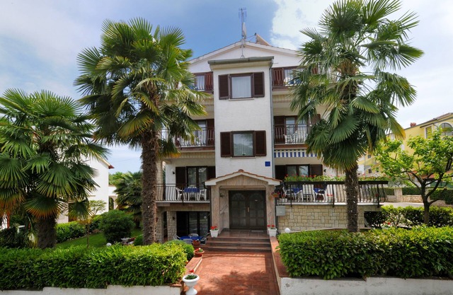 Beautiful spacious apartment (No. 2) with 2 bedrooms 300m from the beach