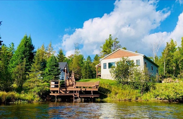 Beautiful spacious cabin with 20+ Acres on the Au Sable River!