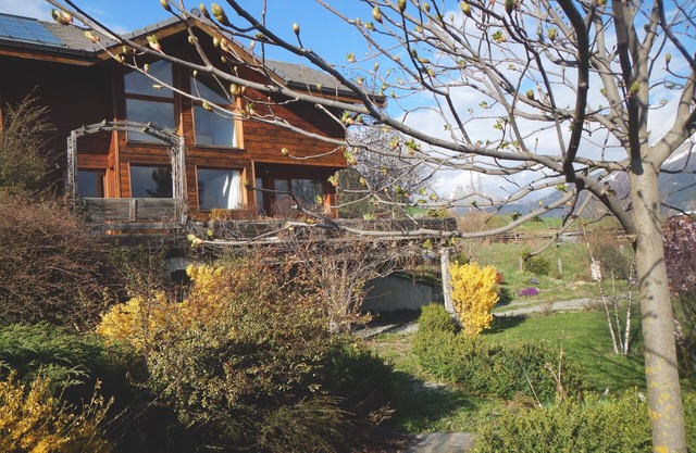 Beautiful spacious chalet with rare panoramic view, & Lac de Serre Ponçon