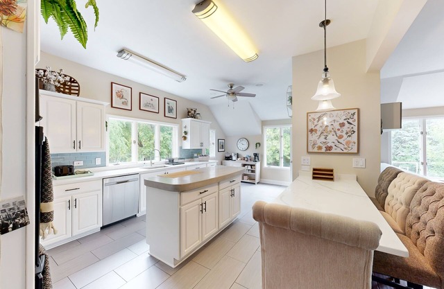 Beautiful, spacious home with mature landscaping, game room, & grill - dogs ok