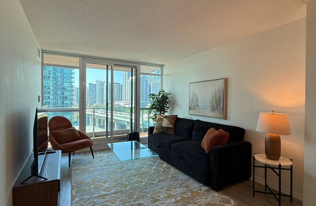 Beautiful Spacious Lakeview Waterfront w/Parking