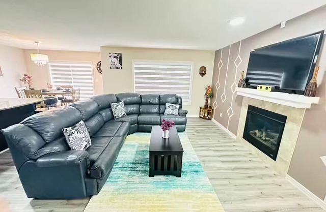 Beautiful Stay A/C at Ellerslie @ Charlesworth