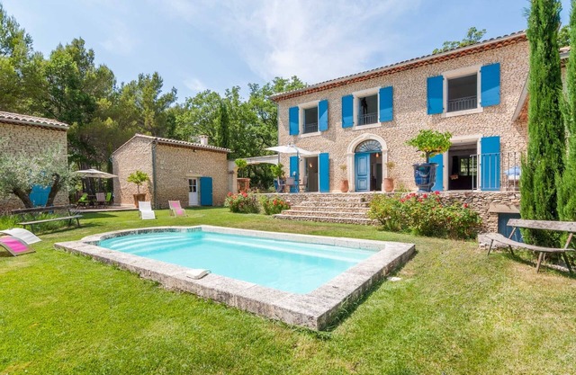 Beautiful stone property with view and heated pool, 6 km from Gordes