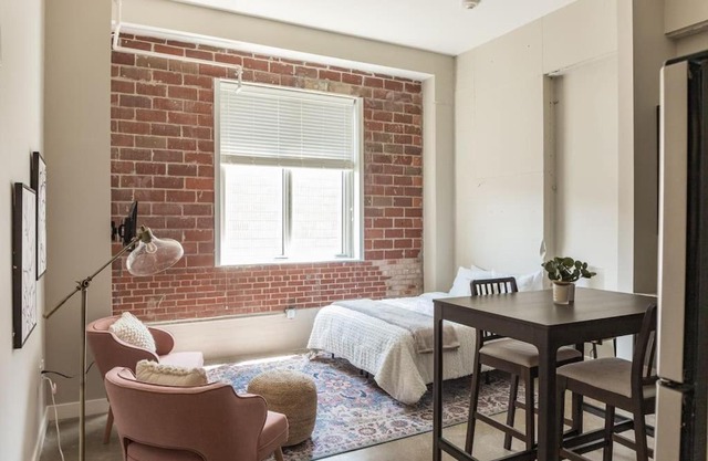 Beautiful Studio Downtown with Rooftop and Gym