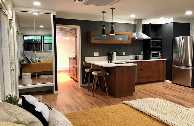 Beautiful Studio w Full Kit, W/D, Covered parking, Close to Shopping/Restaurants