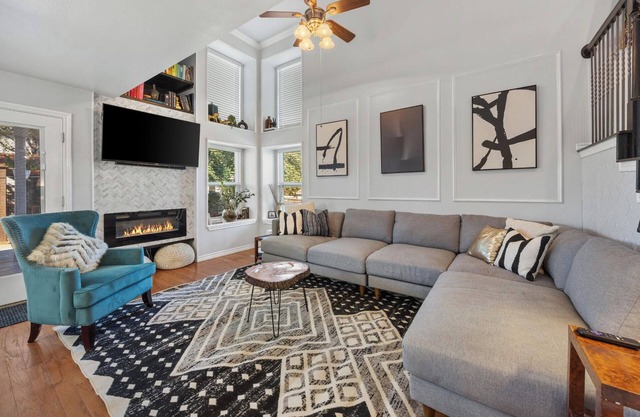 Beautiful Townhouse 8 minutes From AT&T Stadium & DFW Airport!