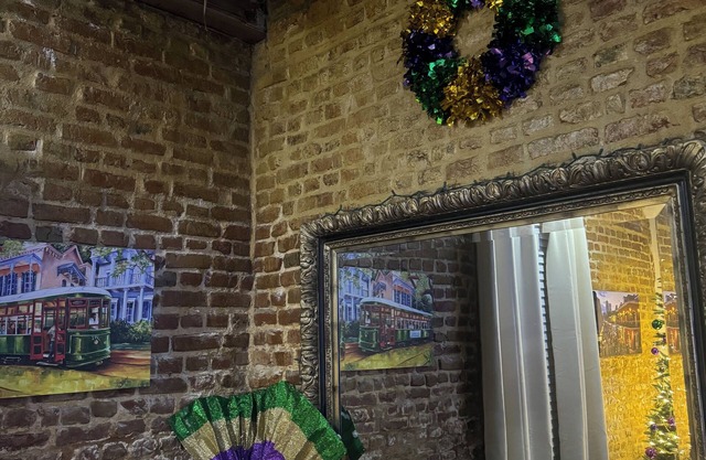 Beautiful Townhouse in French Quarter, 300 year old year Historic House