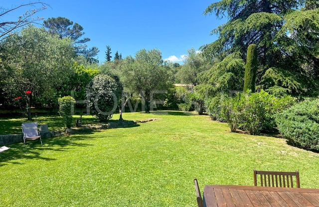 Beautiful villa with pool in secured domain