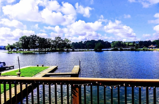 Beautiful Views. 2BR 2BA Sleeps 6 Large deck and private boat slip