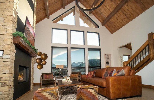 Beautiful Views! Jacuzzi, Indoor Outdoor Fireplace, Steps to Lake Estes