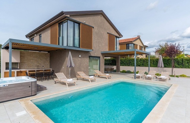 Beautiful Villa Albona with swimming pool, jacuzzi and sauna