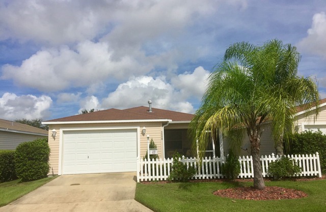Beautiful Villa close to Lake Sumter Landing! WiFi Included!
