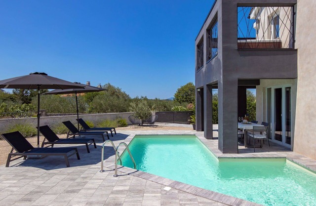 Beautiful villa for 5 people with private pool, hot tub, A/C, WIFI, TV, terrace and pets allowed