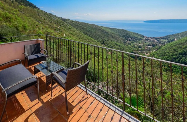 Beautiful villa for 6 guests with A/C, WIFI, TV, terrace, panoramic view and parking