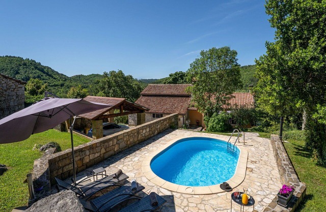 Beautiful villa for 7 guests with hot tub, WIFI, private pool, A/C, TV and pets allowed