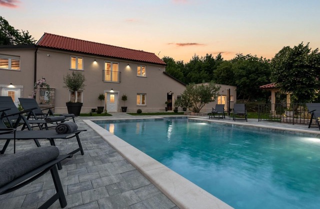 Beautiful Villa Green Garden with swimming pool