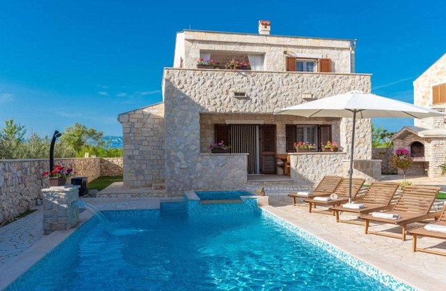 Beautiful Villa in Privlaka with a heated swimming pool, jacuzzi and sauna