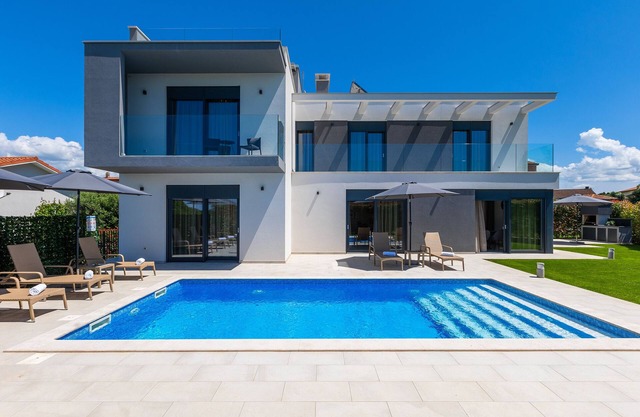 Beautiful Villa Monsa with sea views, just 5 km from Poreč