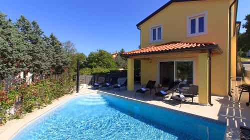 Beautiful villa Mugeba I with pool in Porec near the aquapark