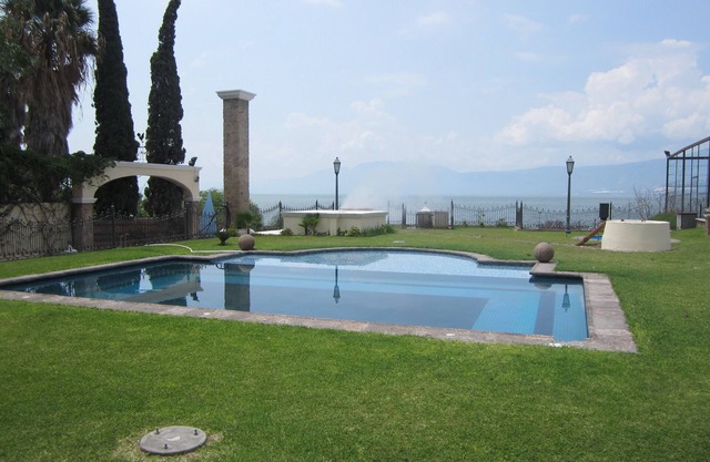 BEAUTIFUL VILLA BYE THE LAKE