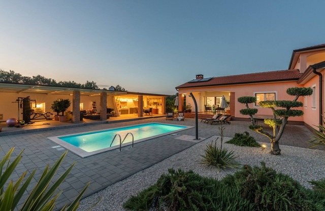 Beautiful Villa Sv. Anna with jacuzzi in Tinjan