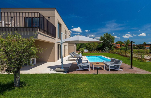 Beautiful Villa Vegt with pool in Labinci