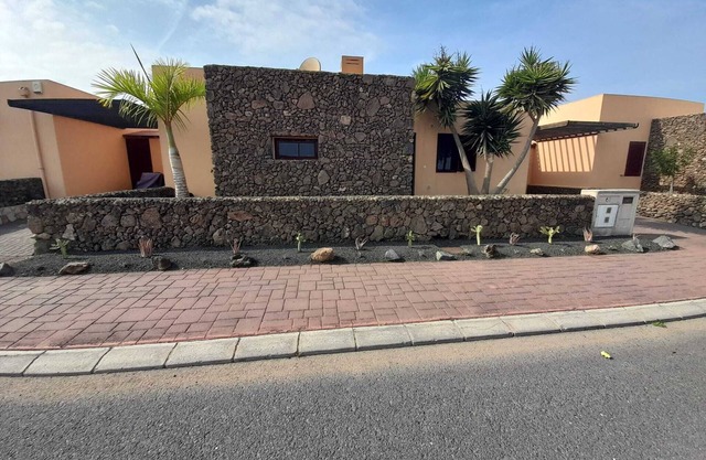 Beautiful villa with heated pool, large patio area and barbecue