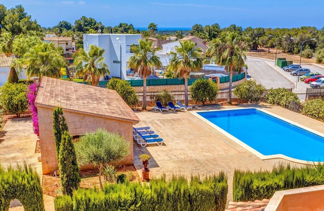 Beautiful Villa with Pool, Wi-Fi, Terrace and Balcony; Parking Available