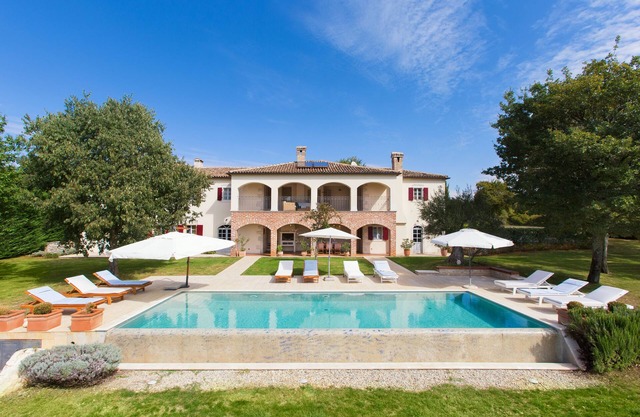 Beautiful villa with pool, a few minutes to the beach by car, quiet location