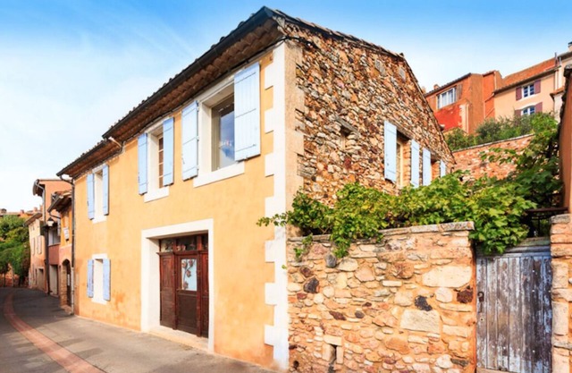 Beautiful village house in centre of Roussillon, private pool, views of Luberon