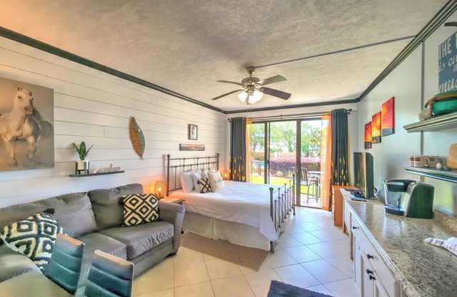 Beautiful Waterfront Studio Retreat with King Bed