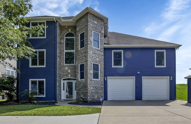 Beautiful waterfront lakehouse - Dock, Screened in patio, Bar, 4 bedroom, 5 bath