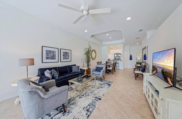 Beautifully furnished, minutes to Downtown Naples, beaches, and Marco Island