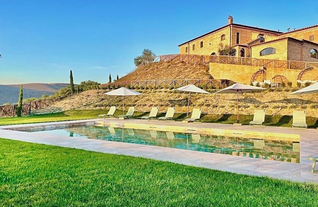 Beautifully restored Tuscan villa, with private pool and breathtaking views