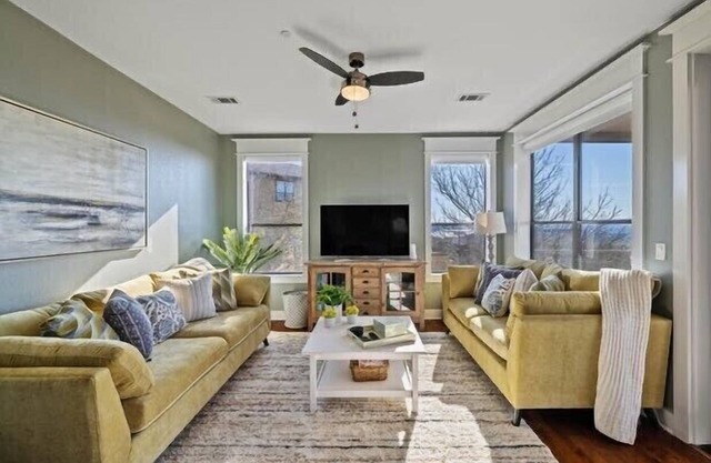 Beautifully REMODELED villa in the hollows/lake Travis/quartz countertops, etc