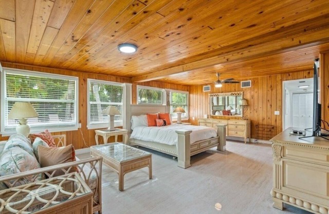 Beautifully Renovated 5 bedroom Vero Beach by RedAwning