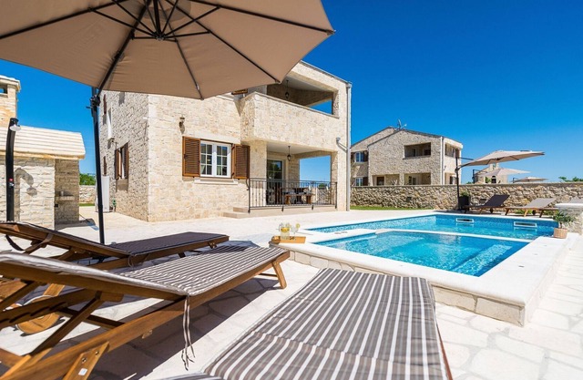 Beautiuful stonehouse Villa in Privlaka with heated pool and jacuzzi for 6 people