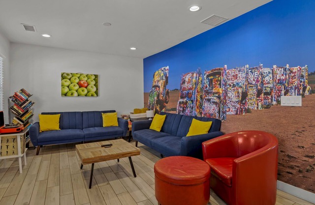 Beaver Street Stone Lodge w/AC, Fully Fenced Yard, W/D, 3 Smart TVs, Speedy WiFi