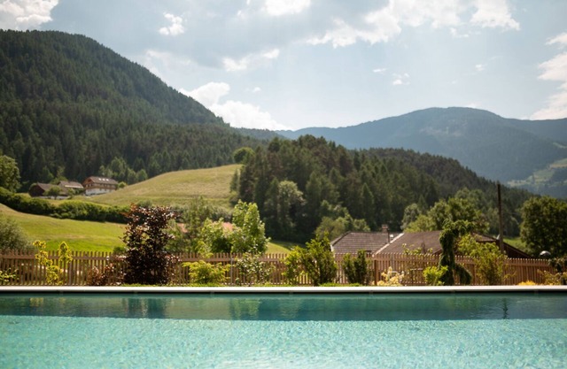 Bed and Breakfast 'Castel Maurn Exclusive' with Mountain View, Pools & Wi-Fi
