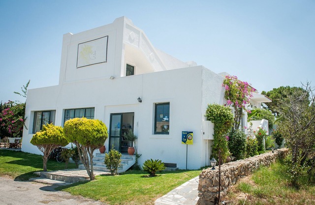 Bed and Breakfast 'Ilios and Irene 8' with Shared Terrace, Wi-Fi and Air Conditioning