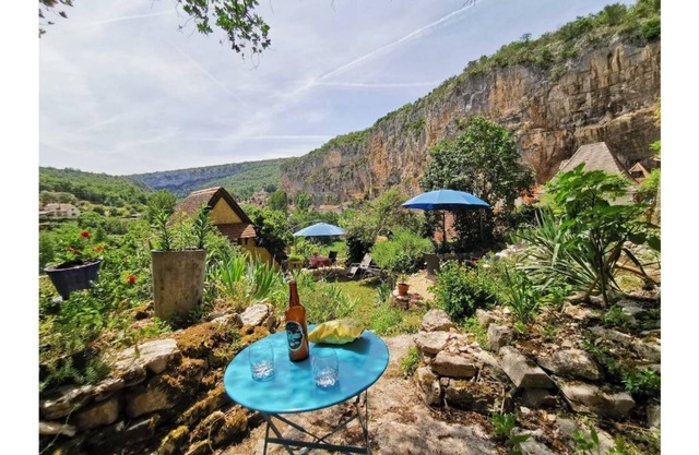 Bedroom with dining area +bathroom - View & Garden