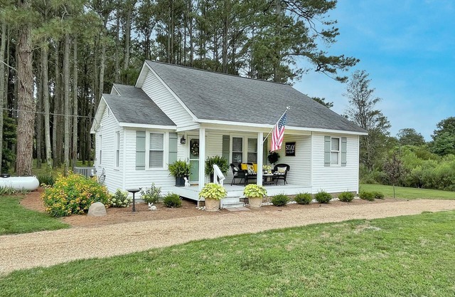 "Bee Haven" Cottage Retreat Near Colonial Williamsburg