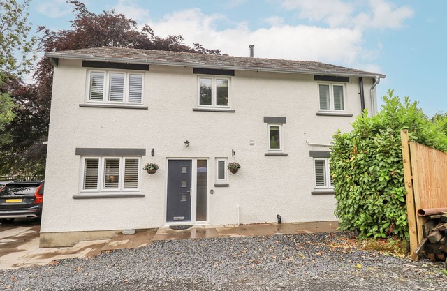 BEECH LEA, pet friendly, character holiday cottage in Lakeside